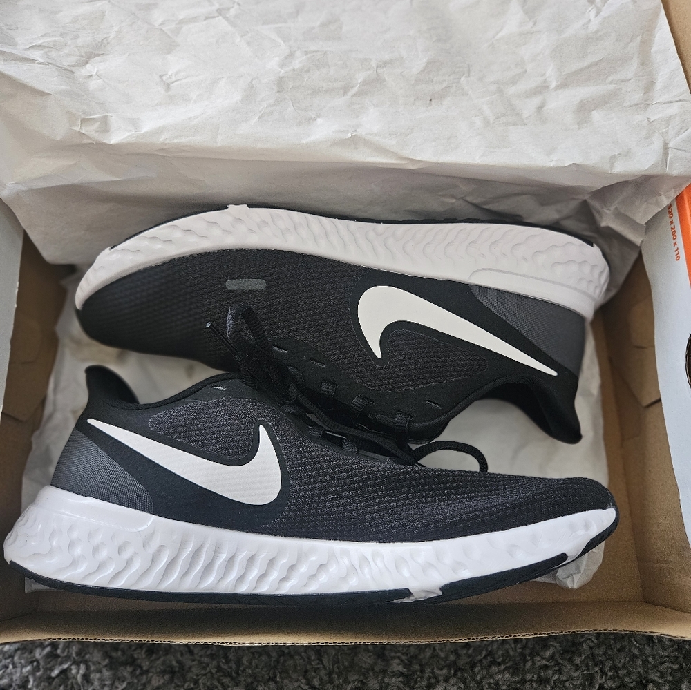 Nike Revolution 5 NWT